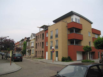 <h2>Hasselt</h2>
<p>Appartementen. Hoekoplossing die met voorgevel aansluit op de bebouwing links, en afbouwt naar de kleine achtertuin.</p>