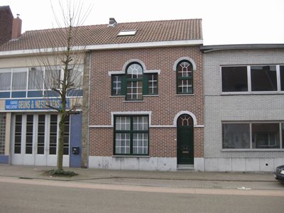 <h2>Genk</h2>
<p>Gevelrenovatie van woning en kantoor met gevelisolatie en baksteenstrips. Nieuwe toestand.</p>
